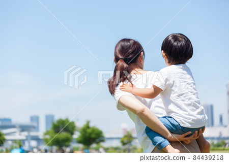 母親背著孩子 84439218