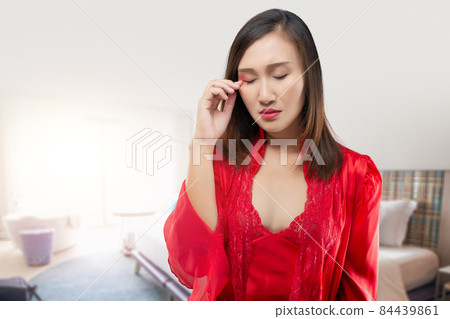 A woman itching on her eyelids A woman itching on her eyelids 84439861