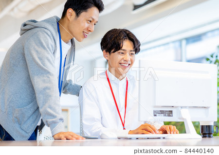 Business scene of two men Shooting cooperation: WEEK Shibadaimon (Sun Frontier Fudousan) Business scene of two men Shooting cooperation: WEEK Shibadaimon (Sun Frontier Fudousan) 84440140