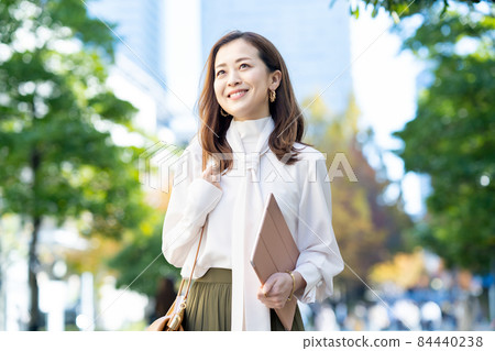 Female commuting in office casual style 84440238
