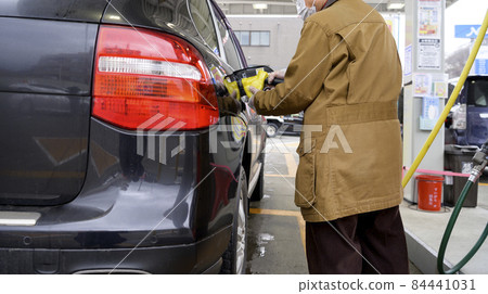 給汽車加油的人 給汽車加油的人 84441031