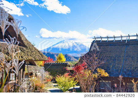 Old private house and Mt. Fuji 84442920