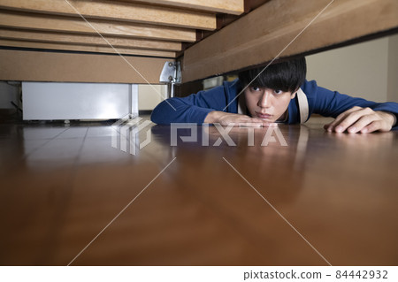 一個男人打掃衛生 一個男人打掃衛生 84442932