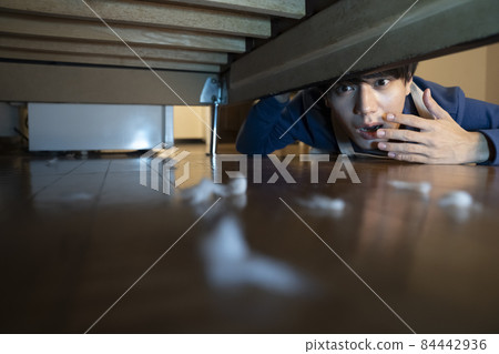 一個男人打掃衛生 84442936