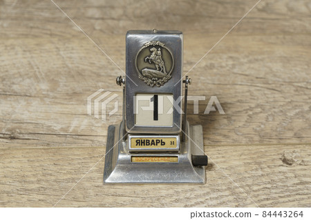 Vintage manual desk calendar with date of 1 January the first day of new year Vintage manual desk calendar with date of 1 January the first day of new year 84443264