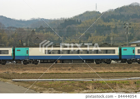 Hokuriku Main Line Morimoto-Tsubata JR East 485 series R22 formation (Niigata) ② Moha 484-3066 Sea side 84444054