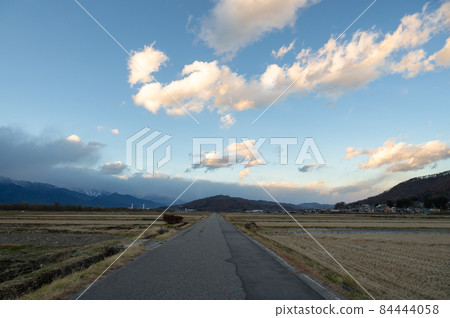 直通鄉間的安曇野市 84444058