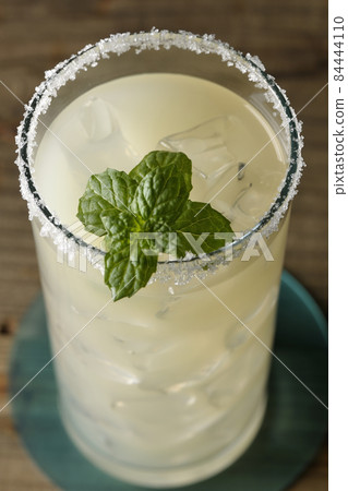 咸狗配薄荷雞尾酒,玻璃邊放鹽 咸狗配薄荷雞尾酒,玻璃邊放鹽 84444110