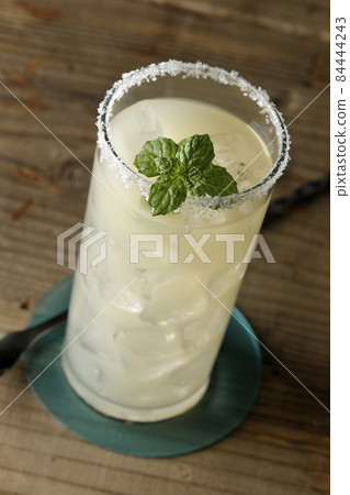 咸狗配薄荷雞尾酒,玻璃邊放鹽 咸狗配薄荷雞尾酒,玻璃邊放鹽 84444243