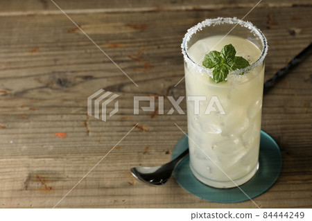 咸狗配薄荷雞尾酒,玻璃邊放鹽 咸狗配薄荷雞尾酒,玻璃邊放鹽 84444249