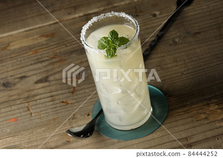 咸狗配薄荷雞尾酒，玻璃邊放鹽 84444252