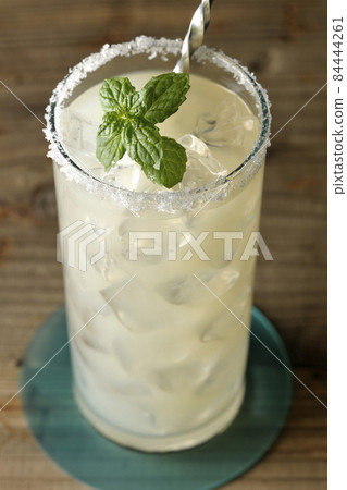 Salty dog with mint cocktail with salt on the edge of the glass 84444261