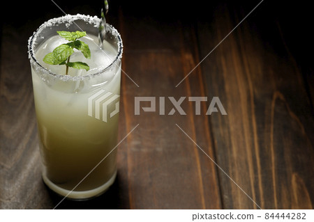 咸狗配薄荷雞尾酒,玻璃邊放鹽 咸狗配薄荷雞尾酒,玻璃邊放鹽 84444282