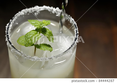 咸狗配薄荷雞尾酒，玻璃邊放鹽 84444287