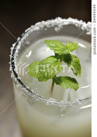 咸狗配薄荷雞尾酒,玻璃邊放鹽 咸狗配薄荷雞尾酒,玻璃邊放鹽 84444344