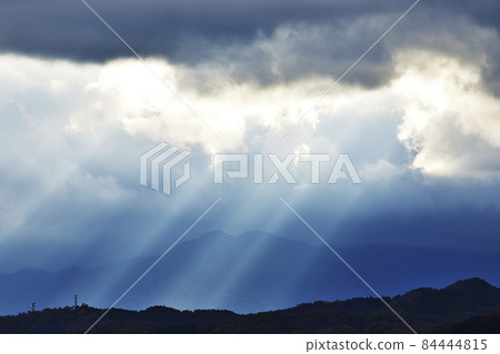 Sunlight through the gaps in the clouds 84444815