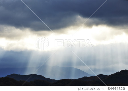 Sunlight through the gaps in the clouds 84444820