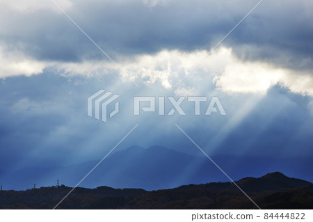 陽光透過雲層的縫隙 84444822