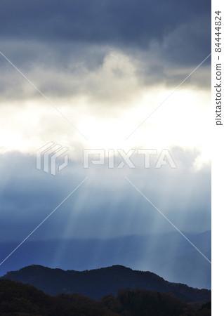 Sunlight through the gaps in the clouds 84444824