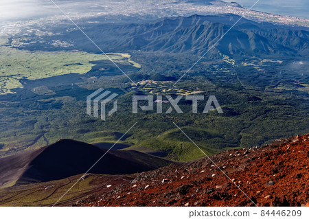 從富士山頂眺望會榮山、足鷹山、沼津的街景 從富士山頂眺望會榮山、足鷹山、沼津的街景 84446209