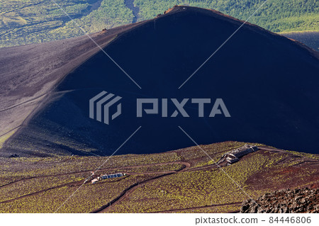 從富士山山頂眺望御殿場山路和寶永山 從富士山山頂眺望御殿場山路和寶永山 84446806
