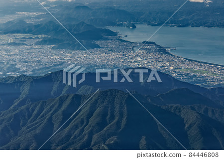 從富士山頂眺望足鷹山和沼津市 從富士山頂眺望足鷹山和沼津市 84446808