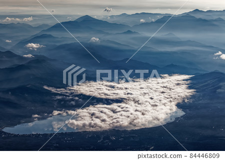 晨霧中的山中湖和從富士山頂眺望的丹澤群山 晨霧中的山中湖和從富士山頂眺望的丹澤群山 84446809