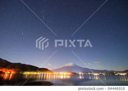 河口湖富士山和獵戶座美麗的星星在天空中閃耀 84446910