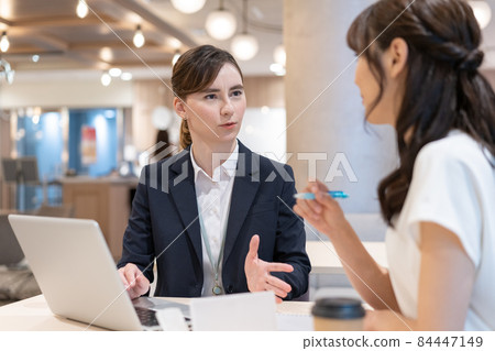 一位年輕的西方女教師教英語和一位年輕的日本女學生 84447149