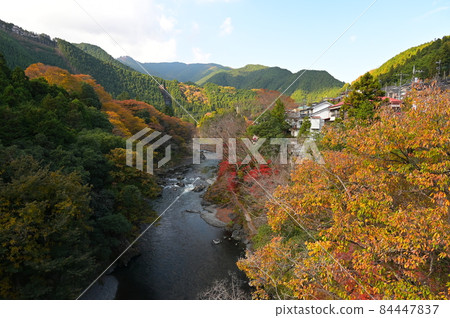 從禦岳橋眺望《青梅市》 從禦岳橋眺望《青梅市》 84447837