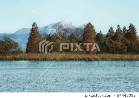 Scenery where you can see the lake of Shiga and Mt. Ibuki, a famous peak with snow makeup Scenery where you can see the lake of Shiga and Mt. Ibuki, a famous peak with snow makeup 84448092