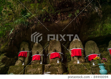Kobo Ana, enshrining 104 stone Buddha statues <Toki City, Gifu Prefecture> Kobo Ana, enshrining 104 stone Buddha statues <Toki City, Gifu Prefecture> 84448094
