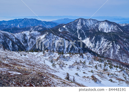 冬季從約 2500m 的日光白根山登山道上眺望西南側的群山(富士山、鈴嶽山、黑飛山、須海山等) 冬季從約 2500m 的日光白根山登山道上眺望西南側的群山(富士山、鈴嶽山、黑飛山、須海山等) 84448191