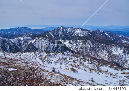 冬季從約 2500m 的日光白根山登山道上眺望西南側的群山（富士山、鈴嶽山、黑飛山、須海山等） 84448193