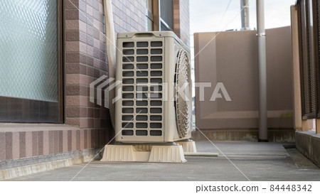 公寓陽台和空調室外機 84448342