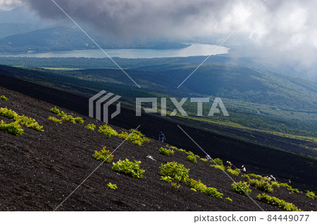登山者攀登富士山/御殿場路線的山中湖景觀 登山者攀登富士山/御殿場路線的山中湖景觀 84449077