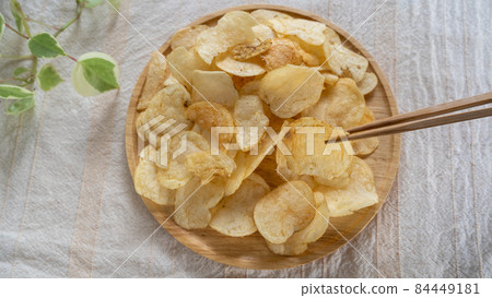 Eat potato chips with chopsticks 84449181
