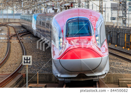 E6 Series Shinkansen Komachi and E5 Series Shinkansen Hayabusa arriving at Omiya Station E6 Series Shinkansen Komachi and E5 Series Shinkansen Hayabusa arriving at Omiya Station 84450082