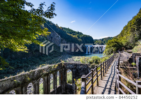 下沉的瀑布 84450252