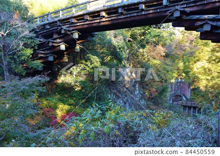秋日晴朗的猿橋和八澤發電廠設施 1 號渡槽山梨 秋日晴朗的猿橋和八澤發電廠設施 1 號渡槽山梨 84450559