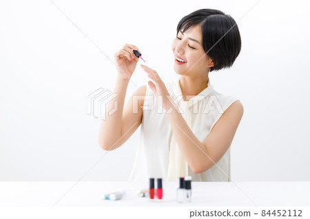 Beauty image A woman who cares for nails in the room 84452112
