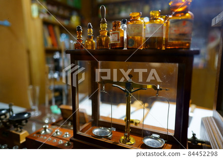 Old medicine bottle and balance Old dispensing room Old medicine bottle and balance Old dispensing room 84452298