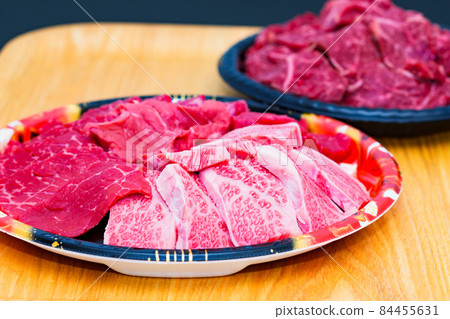 烤肉和生肉拼盤【豪華的家常飯圖片】 烤肉和生肉拼盤【豪華的家常飯圖片】 84455631