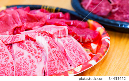 烤肉和生肉拼盤【豪華的家常飯圖片】 烤肉和生肉拼盤【豪華的家常飯圖片】 84455632