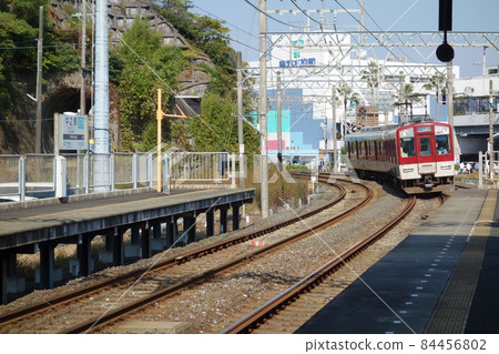 Toba Aquarium behind the train arriving at Ise-Shima Nakanogo Station 84456802