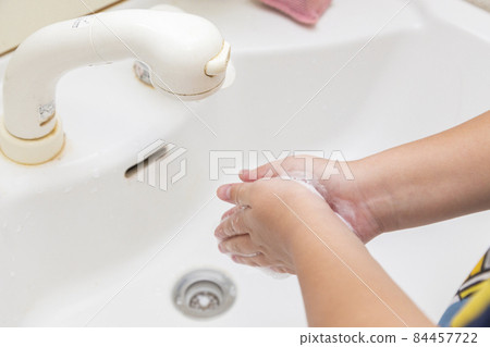 Hands of children washing hands 84457722