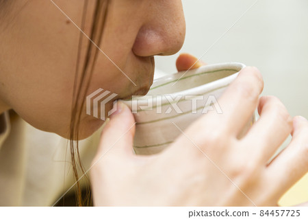 一個女人用杯子喝熱茶的嘴 84457725