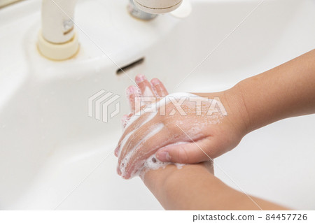 Hands of children washing hands 84457726