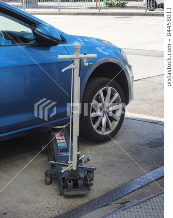 Tire replacement car jack up 84458011