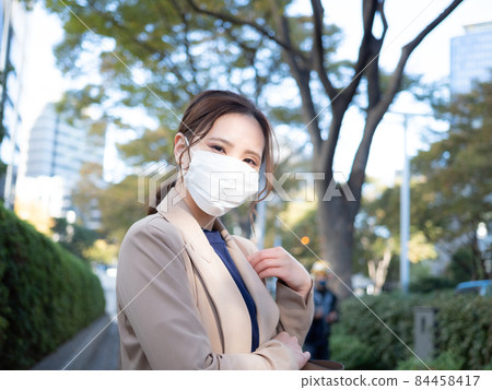 [城市] 鎮上一個戴口罩的女人 84458417